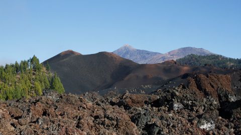 Colada de lava basáltica y volcán Chinyero, última erupción de la isla de Tenerife,  y los volcanes Teide y Pico Viejo de fondo