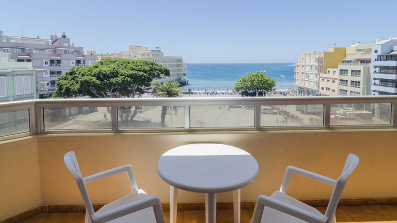Balcón de los apartamentos Durazno Sur con vistas a la plaza y a la playa de El Médano
