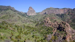 Barranco, caserío y palmeral de Benchijigua coronado por el Roque Agando