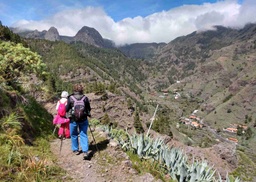 Senderistas caminando hacia el Caserío de La Laja y Roques de La Gomera