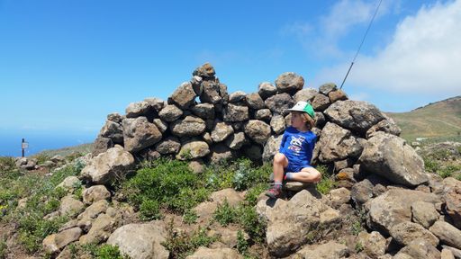 Niño en el macizo de Teno, senderismo en familia en la isla de Tenerife